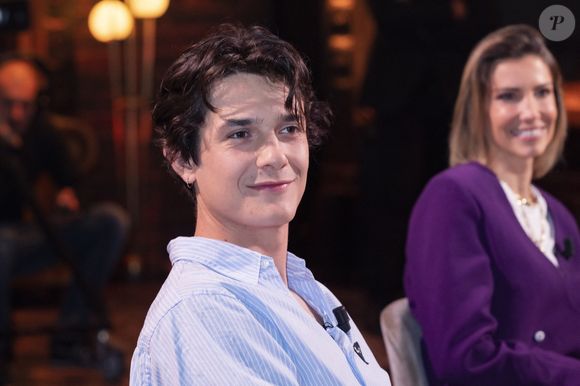 Un featuring qui sera sans doute, et de loin, l'un de ses plus beaux succès

Exclusif - Kungs (Valentin Brunel), Alexandra Rosenfeld - Sur le plateau de l'émission OEED (On Est En Direct) présentée par L.Salamé et L.Ruquier - Paris le 23/04/2022 - © Jack Tribeca / Bestimage