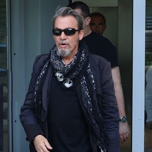 Florent Pagny quitte les studios RTL à Neuilly-sur-Seine le 2 Mai 2025. © Denis Guignebourg/BestImage