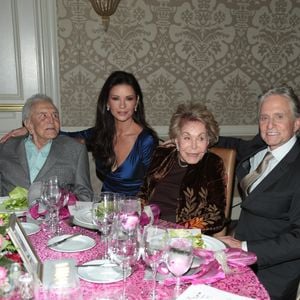 L'acteur américain est décédé le 5 février 2020 à l'âge de 103 ans.

Kirk Douglas avec sa belle-fille Catherine Zeta-Jones, sa femme Anne Douglas et son fils Michael Douglas à la 7ème soirée annuelle Legacy Vision à l’hôtel Four Season à Beverly Hills, le 9 novembre 2017 Backgrid USA / Bestimage