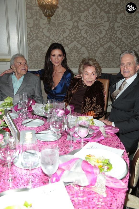 L'acteur américain est décédé le 5 février 2020 à l'âge de 103 ans.

Kirk Douglas avec sa belle-fille Catherine Zeta-Jones, sa femme Anne Douglas et son fils Michael Douglas à la 7ème soirée annuelle Legacy Vision à l’hôtel Four Season à Beverly Hills, le 9 novembre 2017 Backgrid USA / Bestimage