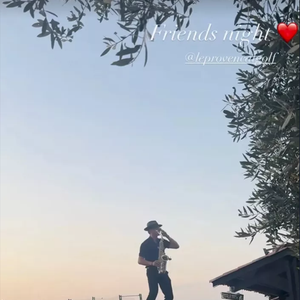 Le 20 juillet, elle a partagé sur Instagram des moments joyeux entourée de ses amies, notamment avec sa “bff”, dans une ambiance détendue. 

Estelle Lefébure a partagé plusieurs clichés de ses vacances dans le sud de la France sur Instagram.