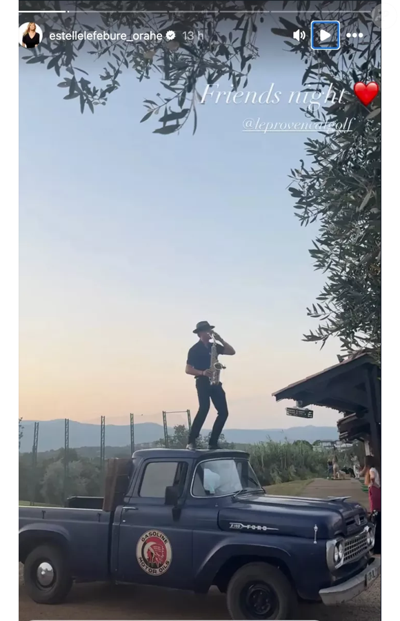 Le 20 juillet, elle a partagé sur Instagram des moments joyeux entourée de ses amies, notamment avec sa “bff”, dans une ambiance détendue. 

Estelle Lefébure a partagé plusieurs clichés de ses vacances dans le sud de la France sur Instagram.