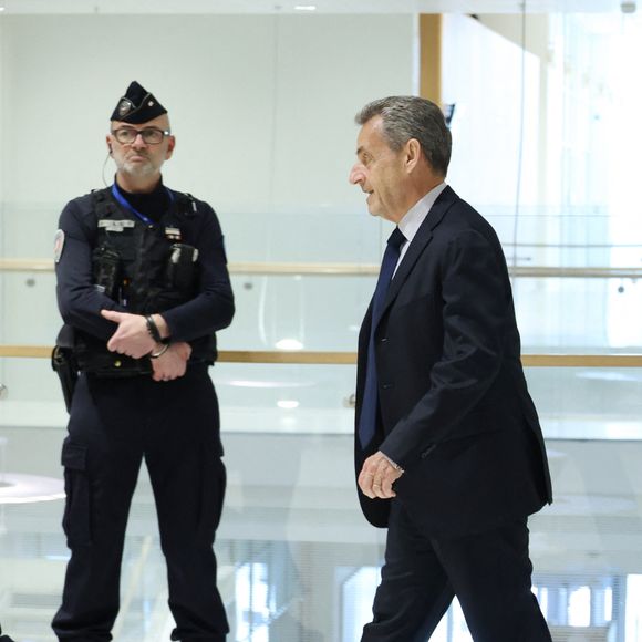 Ce jeudi 27 mars, à l'issu d'un procès ultra médiatisé ayant commencé il y a de ça plusieurs semaines,

Nicolas Sarkozy arrive au procès pour des accusations de financement illégal de la campagne présidentielle victorieuse de 2007 par le dictateur Mouammar Kadhafi, au tribunal de Paris, France, le 27 mars 2025. © Denis Guignebourg/Bestimage