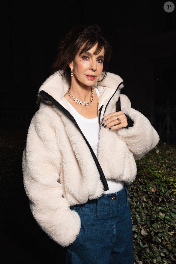 Anne Parillaud aux arrivées du défilé Messika Collection Femme Prêt-à-Porter Printemps/Eté 2026 lors de la Fashion Week de Paris (PFW), au Musée des Arts décoratifs, à Paris, France, le 13 octobre 2025. © Pierre Perusseau/Bestimage