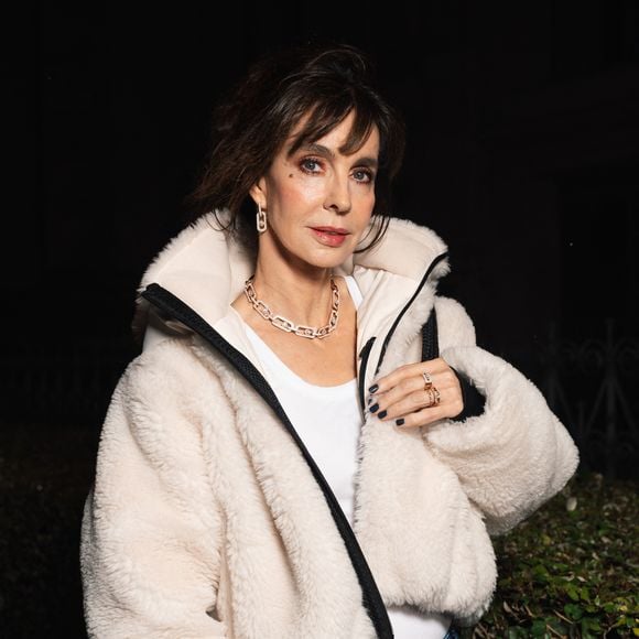 Anne Parillaud aux arrivées du défilé Messika Collection Femme Prêt-à-Porter Printemps/Eté 2026 lors de la Fashion Week de Paris (PFW), au Musée des Arts décoratifs, à Paris, France, le 13 octobre 2025. © Pierre Perusseau/Bestimage
