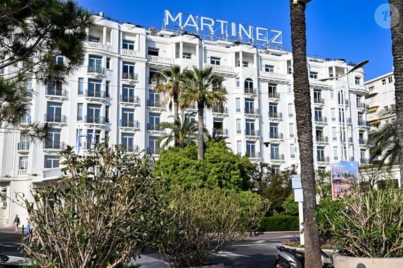 Cela dit, pour ne pas déranger les vacanciers estivaux, les caméras filment en avril puis reprendront le tournage dès la rentrée de septembre.

Illustration des hôtels de la Croisette à Cannes, le 21 avril 2026. Ici l'Hôtel Martinez - dans The Unbound Collection by Hyatt. 

© Bruno Bebert / Bestimage