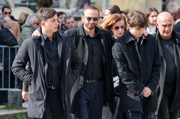 Le veuf Michel Ferracci et ses fils, Enzo et Maël aux arrivées des obsèques d'Emilie Dequenne au cimetière Père Lachaise à Paris, France, le 26 mars 2025. © Cyril Moreau/Bestimage
