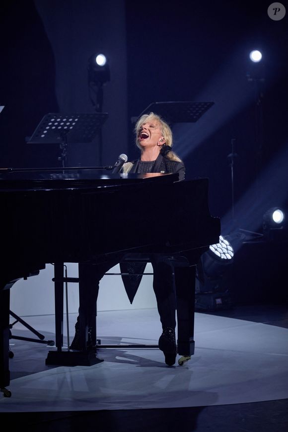 L'auteure-compositrice-interprète et pianiste française Véronique Sanson en concert à Montereau-Fault-Yonne, France, le 21 octobre 2022. © Cyril Moreau/Bestimage