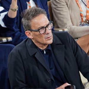 Julien Courbet  dans les tribunes des Internationaux de France de tennis de Roland Garros 2024 à Paris le 27 mai 2024. © Moreau-Jacovides/Bestimage