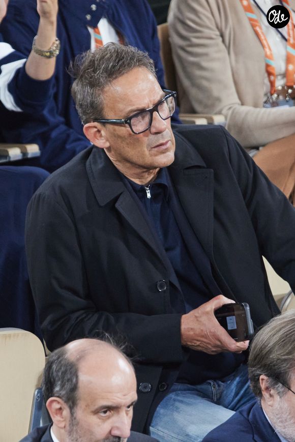 Julien Courbet  dans les tribunes des Internationaux de France de tennis de Roland Garros 2024 à Paris le 27 mai 2024. © Moreau-Jacovides/Bestimage