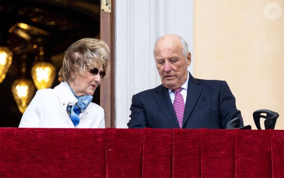 Le roi Harald, la reine Sonja et le prince Haakon de Norvège inspectent la garde royale depuis le balcon du palais royal à Oslo, le 20 août 2024. 
© Dana Press / Bestimage