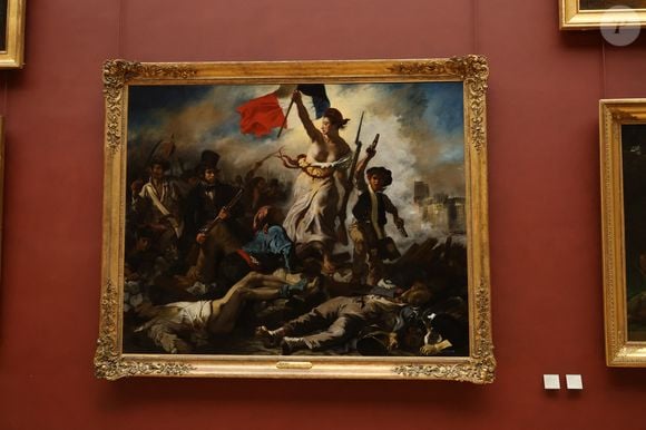 La ministre de la Culture Rachida Dati lors de la remise en place de la monumentale toile d'Eugène Delacroix "La Liberté guidant le peuple" après six mois de restauration au musée du Louvre à Paris, France, le 30 avril 2024. Après une restauration d'un peu plus de six mois, La Liberté guidant le peuple retrouve le musée du Louvre. La monumentale toile d'Eugène Delacroix (1798-1863) sera de nouveau présentée au public dans la salle Mollien à partir de ce jeudi 2 mai. Le tableau révèle des secrets jusque-là inconnus. © Denis Guignebourg/Bestimage