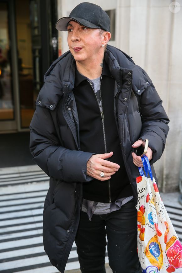 Le chanteur Marc Almond du groupe Soft Cell à la sortie des studios BBC Radio après avoir participé à l’émission Chris Evans à Londres, le 24 février 2017. © Bestimage