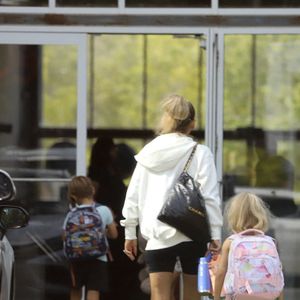 Exclusif - Anna Kournikova emmène ses enfants Nicholas, 8 ans, Lucy, 8 ans, et Mary, 5 ans, à la salle d'arts martiaux où ils pratiquent le karaté, à Miami, le 18 août 2025. 
Merci de flouter le visage des enfants avant parution. 305SCHOCK / Bestimage