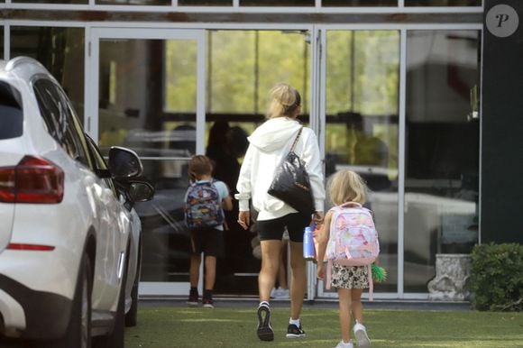 Exclusif - Anna Kournikova emmène ses enfants Nicholas, 8 ans, Lucy, 8 ans, et Mary, 5 ans, à la salle d'arts martiaux où ils pratiquent le karaté, à Miami, le 18 août 2025. 
Merci de flouter le visage des enfants avant parution. 305SCHOCK / Bestimage