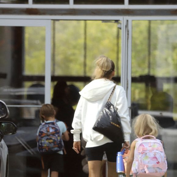 Exclusif - Anna Kournikova emmène ses enfants Nicholas, 8 ans, Lucy, 8 ans, et Mary, 5 ans, à la salle d'arts martiaux où ils pratiquent le karaté, à Miami, le 18 août 2025. 
Merci de flouter le visage des enfants avant parution. 305SCHOCK / Bestimage