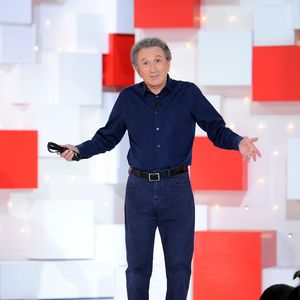 C’est en 1973 que leur histoire d’amour débute vraiment.  

Exclusif -   Michel Drucker et sa chienne Izia - Enregistrement de l'émission ' Vivement Dimanche ' au studio Gabriel consacrée aux Chevaliers du fiel le 13 mai 2020. 
© Guillaume Gaffiot / Bestimage