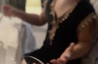 Installée dans un établissement de luxe, l’artiste, dont le dernier album solo s’intitule "Charlotte", a également dévoilé des images de l'immense piscine à leur disposition, ainsi que du jardin et des mets gourmands qu'ils ont pu déguster.

Vitaa le 17 octobre 2025 sur Instagram