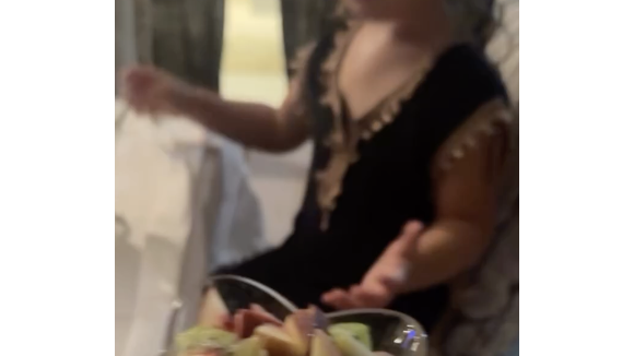 Installée dans un établissement de luxe, l’artiste, dont le dernier album solo s’intitule "Charlotte", a également dévoilé des images de l'immense piscine à leur disposition, ainsi que du jardin et des mets gourmands qu'ils ont pu déguster.

Vitaa le 17 octobre 2025 sur Instagram