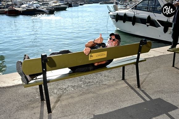Le réalisateur y inaugurait un banc à son nom, lors de la première édition du festival Plans Séquences, dont il était membre du jury.

Olivier Marchal pour l'inauguration de son Banc durant le 1er Festival du Film Français Cassis - Plans Séquences à Cassis, le 16 octobre 2026.

© Bruno Bebert/Bestimage