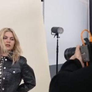 Louane Emera doit choisir le visuel officiel de l'Eurovision 2025, puisqu'elle y représentera la France, le samedi 17 mai 2025