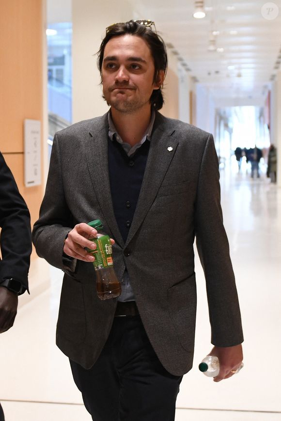 Alain-Fabien Delon arrive au tribunal correctionnel de Paris pour avoir enregistré et diffusé avec son frère Anthony Delon une conversation de leur sœur, Anouchka, avec leur père, le 5 janvier 2024, à l'époque où les désaccords de la fratrie concernant la santé d'Alain Delon, à Paris, France, le 17 mars 2026. Anthony Delon et Anouchka sont absents. © Clément Prioli/Bestimage