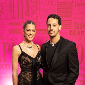 Alors qu'ils semblaient faire leur vie chacun de leur côté, voilà qu'Iris Mittenaere et Diego El Glaoui sont à nouveau sur le devant de la scène. 
Iris Mittenaere et son fiancé Diego El Glaoui - Soirée du bijoutier APM Monaco sur la plage La Môme lors du 76ème Festival International du Film de Canne. Rachid Bellak-Tiziano da Silva/Bestimage