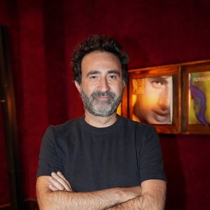En guise de conclusion, l'humoriste adresse alors une demande originale au chanteur. Il se dit prêt à venir entretenir le feu et écouter ses chansons, juste pour s'évader lui aussi !

Mathieu Madénian - " Rire pour Rêver " : la première soirée caritative de l'Association Princesse Margot au Casino de Paris le 29 septembre 2025.

© Anne-Sophie Guebey / Bestimage