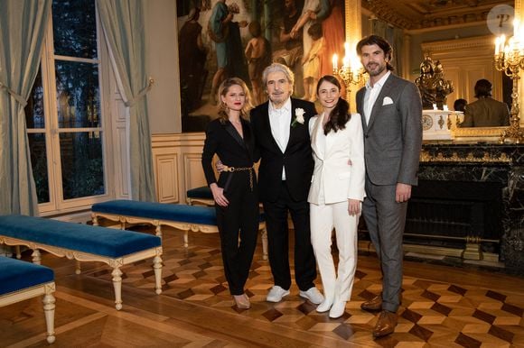 Exclusif - Serge Lama et Luana Santonino entourés du fils de Serge Lama Frédéric et sa femme Léa - Mariage de Serge Lama et Luana Santonino à la mairie du 7ème arrondissement de Paris. Rachida Dati, Maire du 7ème a célébré
 le mariage.
Paris, le 11 février 2021.
Cyril Moreau/Bestimage