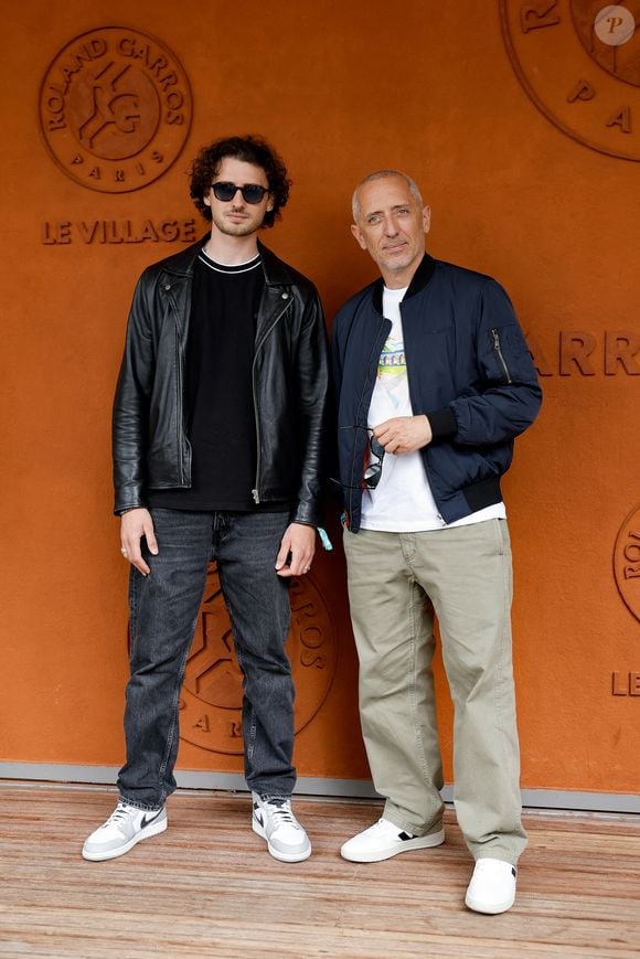 Gad Elmaleh avec son fils Noé au village lors des Internationaux de France de Tennis de Roland Garros 2025, à Paris, France, le 8 juin 2025. © Cyril Moreau/Bestimage