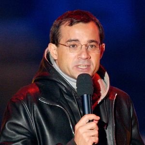 Le présentateur de télévision Jean-Luc Delarue anime un concert gratuit organisé par la Fnac à l'Hôtel de Ville de Paris, en France, le 25 septembre 2004, à l'occasion d'une opération intitulée "Dites-le avec des livres". Photo de Giancarlo Gorassini/Abaca