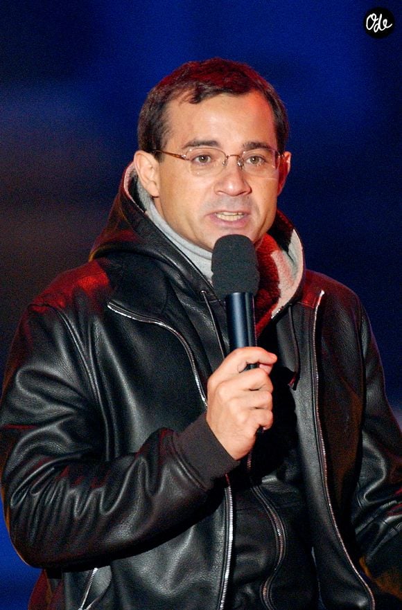 Le présentateur de télévision Jean-Luc Delarue anime un concert gratuit organisé par la Fnac à l'Hôtel de Ville de Paris, en France, le 25 septembre 2004, à l'occasion d'une opération intitulée "Dites-le avec des livres". Photo de Giancarlo Gorassini/Abaca