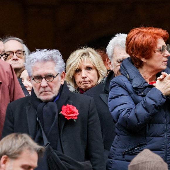 Evelyne Dhéliat, Véronique Genest - Sortie des obsèques de Catherine Laborde en l’église Saint-Roch à Paris, le 6 février 2025. Décédée le 28 janvier 2025 à l'âge de 73 ans, l'ancienne présentatrice météo de TF1 (1988 - 2017) était atteinte de la maladie neurodégénérative à corps de Lewy. 
© Jacovides - Moreau / Bestimage