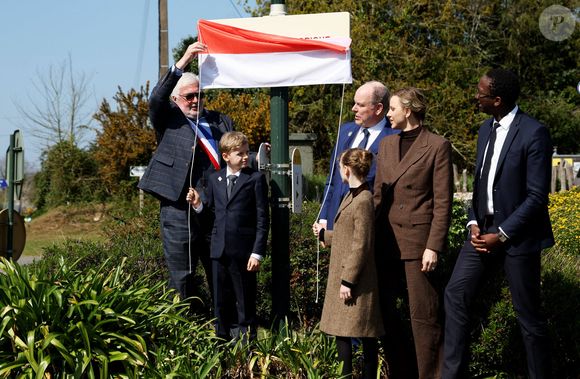 Hervé Van Praag, maire de Plévenon, Le prince Albert II de Monaco, La princesse Charlène de Monaco, Le prince Jacques de Monaco, marquis des Baux, La princesse Gabriella de Monaco, comtesse de Carladès lors d'une visite à Plévenon, Côtes-d'Armor le 9 avril 2025.

© Dominique Jacovides / Bestimage