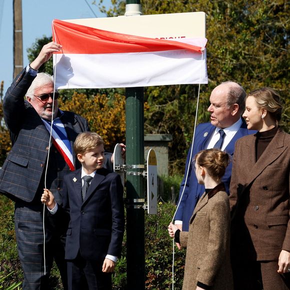 Hervé Van Praag, maire de Plévenon, Le prince Albert II de Monaco, La princesse Charlène de Monaco, Le prince Jacques de Monaco, marquis des Baux, La princesse Gabriella de Monaco, comtesse de Carladès lors d'une visite à Plévenon, Côtes-d'Armor le 9 avril 2025.

© Dominique Jacovides / Bestimage