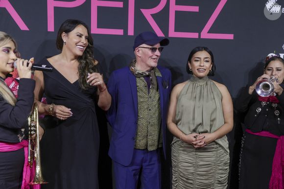 "Emilia Pérez", le splendide film de Jacques Audiard, qui réunit Karla Sofía Gascón, Selena Gomez et Zoe Saldaña, ne démérite pas, avec pas moins de 12 nominations : Karla Sofía Gascón et Zoé Saldana sont notamment nommées dans la catégorie Meilleure actrice, Jacques Audiard pour la Meilleure réalisation et la Meilleure adaptation... Et bien sûr, "Emilia Pérez" concourra également parmi les Meilleurs films.

Karla Sofía Gascón, Jacques Audiard, Adriana Paz au photocall de la première du film Emilia Perez à Mexico le 15 janvier 2025.