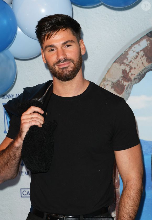 Il s'agit de Jordan Mouillerac.

Jordan Mouillerac - Soirée de gala pour la première de la comédie musicale "Mamma Mia ! Le Musical" au Casino de Paris le 26 octobre 2023. © Coadic Guirec/Bestimage