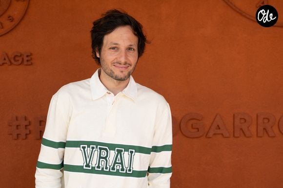 Le chanteur a enregistré son nouveau single seul dans une cabane construite de ses mains.

Vianney au tournoi de Roland-Garros 2026, le 28 mai 2026 à Paris. Photo : Laurent Zabulon/ABACAPRESS.COM