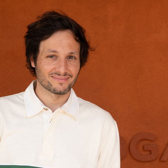 Le chanteur a enregistré son nouveau single seul dans une cabane construite de ses mains.

Vianney au tournoi de Roland-Garros 2026, le 28 mai 2026 à Paris. Photo : Laurent Zabulon/ABACAPRESS.COM