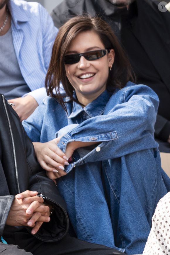 Adele Exarchopoulos en tribunes lors de la finale messieurs des Internationaux de France de Tennis de Roland Garros 2025 (jour 15), à Paris, France, le 8 juin 2025. © Cyril Moreau/Bestimage
