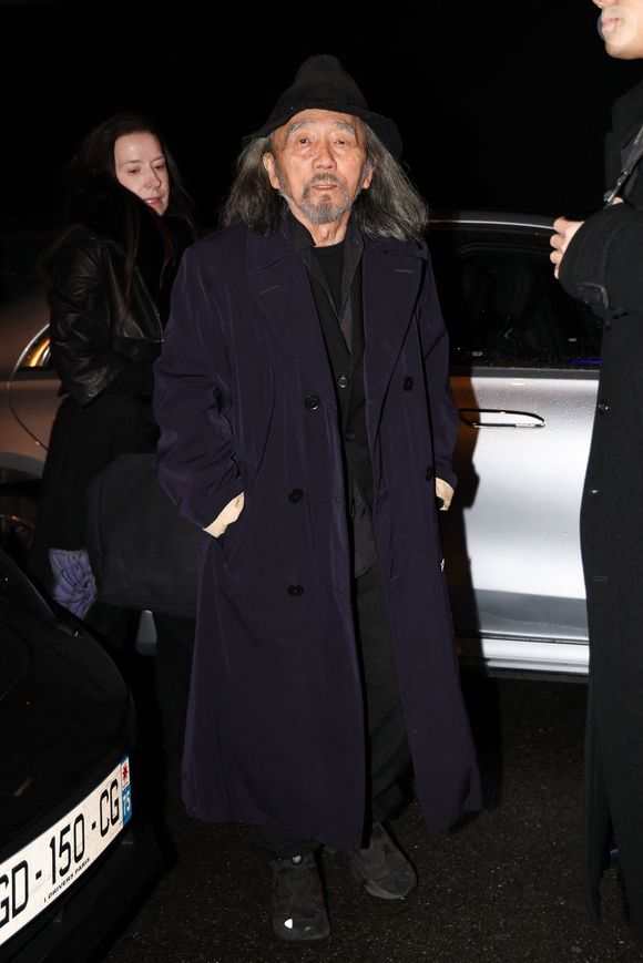 Ses deux créateurs de référence sont Yohji Yamamoto, pour son héritage avant-gardiste, et Jeanne Friot, pour ses valeurs autant que son esthétique.

Paris, FRANCE Le célèbre créateur Yamamoto Yohji a été aperçu en train de faire une sortie à la mode à Paris après son défilé à la Semaine de la mode de Paris.
Backgrid USA / Bestimage



Sur la photo : Yamamoto Yohji