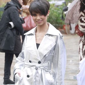 Après une année de règne, la jeune femme a choisi de représenter la France sur la scène internationale en participant à Miss Supranational, un concours réunissant 67 candidates venues du monde entier. 

Eve Gilles - Arrivées au défilé Stéphane Rolland "Collection Haute Couture Printemps/Eté 2026" lors de la Fashion Week de Paris (PFW) le 27 janvier 2026
© Christophe Aubert / Bestimage