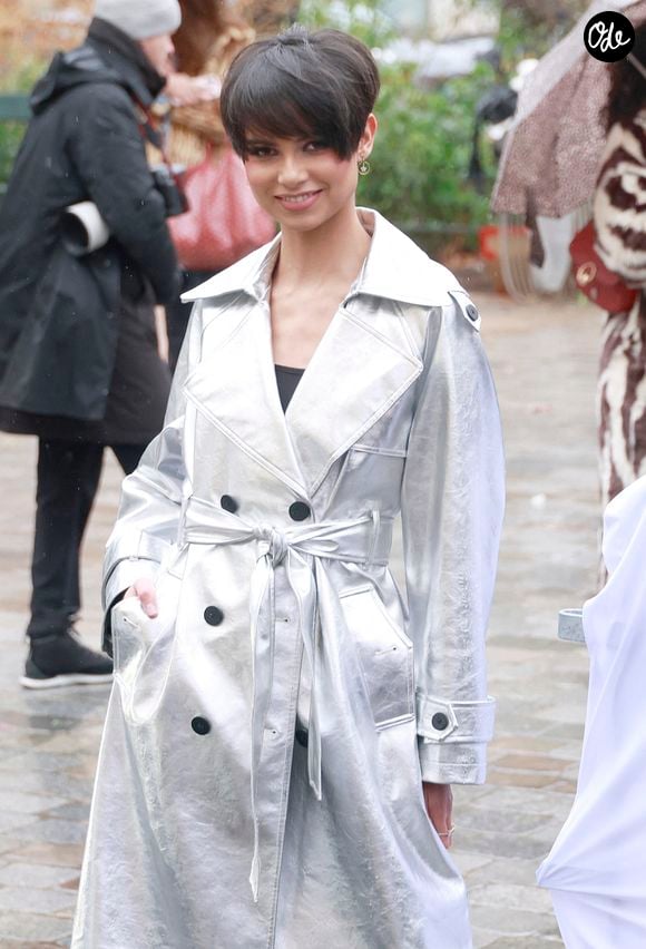 Après une année de règne, la jeune femme a choisi de représenter la France sur la scène internationale en participant à Miss Supranational, un concours réunissant 67 candidates venues du monde entier. 

Eve Gilles - Arrivées au défilé Stéphane Rolland "Collection Haute Couture Printemps/Eté 2026" lors de la Fashion Week de Paris (PFW) le 27 janvier 2026
© Christophe Aubert / Bestimage