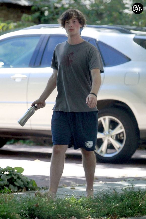 Reed, le fils de Steve Jobs, photographié en 2011 devant la résidence familiale de la Silicon Valley à Palo Alto, Californie. Crédit Pacific Coast News/Abaca