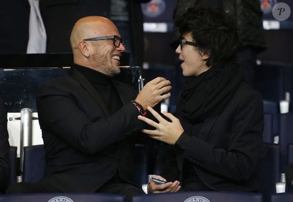 Pascal Obispo et son fils Sean lors du match Psg-Saint-Etienne Ligue 1 au Parc des Princes à Paris, le 25 octobre 2015. Agence/Bestimage