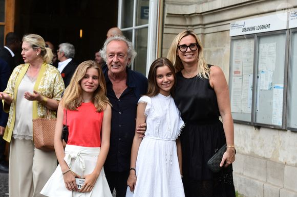 Didier Barbelivien, sa femme Laure et leurs filles Louise et Lola - Mariage de Claude Lelouch à la mairie du 18ème à Paris. Le 17 juin 2023. © Agence / Bestimage