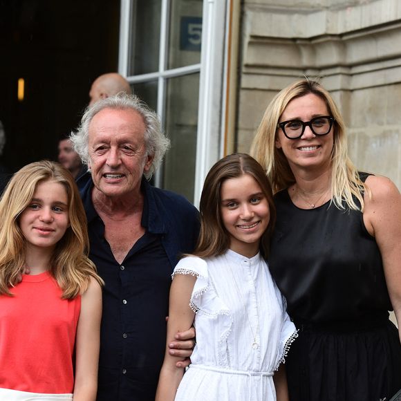 Didier Barbelivien, sa femme Laure et leurs filles Louise et Lola - Mariage de Claude Lelouch à la mairie du 18ème à Paris. Le 17 juin 2023. © Agence / Bestimage