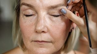 Un expert beauté explique : pourquoi certains fards à paupières sont à privilégier après 50 ans ?