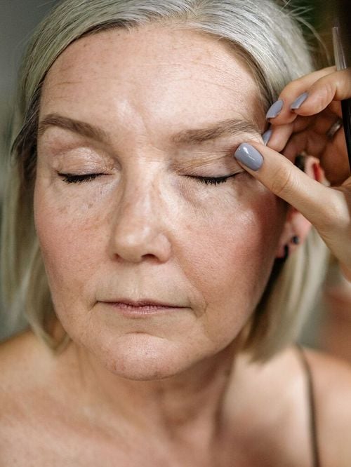 Un expert beauté explique : pourquoi certains fards à paupières sont à privilégier après 50 ans ?