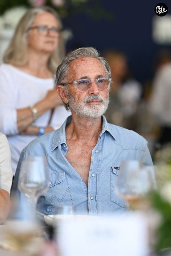 Thierry Lhermitte dans l’espace VIP “le Pavillon Eiffel,” lors de la 12ème édition Longines Paris Eiffel Jumping au pied de la Tour Eiffel sur le Champ-de-Mars à Paris, France le 21 juin 2026 © Perusseau / Veeren / Bestimage